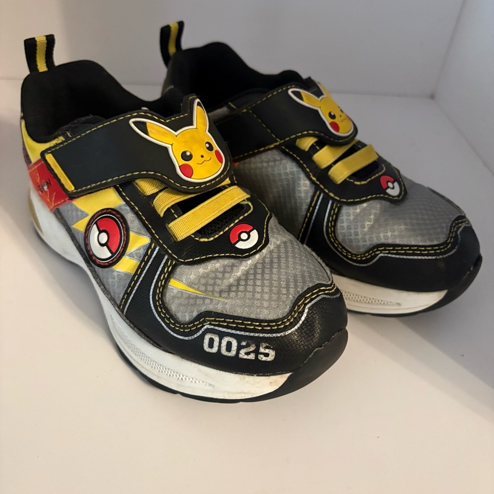 Pokemon Pikachu Kids Light Up Sneakers Boys Size 12